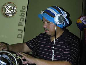 Salsa DJ Pablo Vasquez in der Tanzbar, Bonn